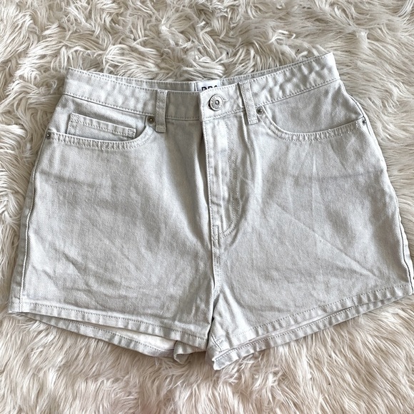 UO BDG Girlfriend High-Waisted Denim Short – Shimmer Denim - Picture 6 of 11